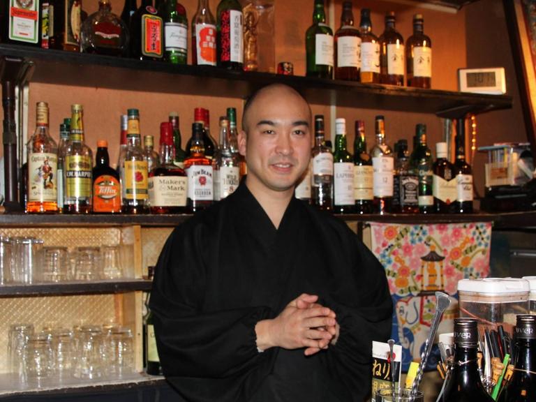 Der buddhistische Mönch Fujioka-san in seiner Bar, die er in Tokio betreibt