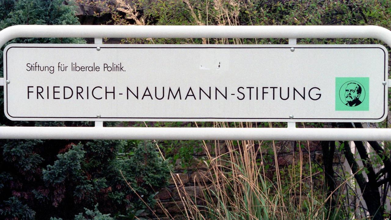 Schild vor dem Sitz der Friedrich-Naumann-Stiftung