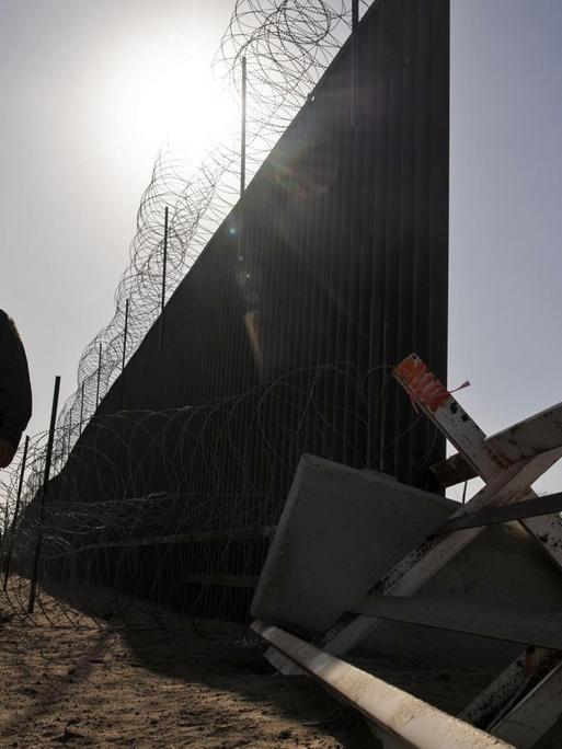 Der Grenzschutzbeamte Anthony Garcia steht im Gegenlicht entlang der US-amerikanischen Grenze zu Mexiko.