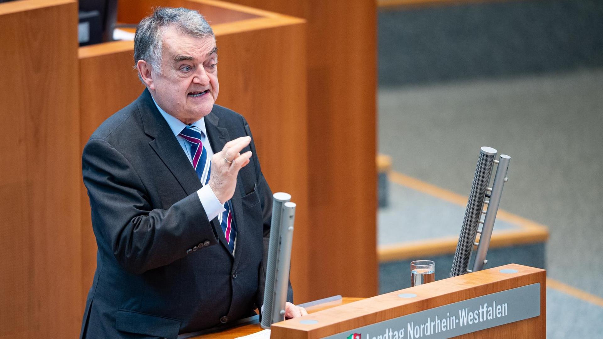 Bei der Sitzung des nordrhein-westfälischen Landtags über den Haushalt 2020 spricht Herbert Reul (CDU), Innenminister von Nordrhein-Westfalen im Landtag.