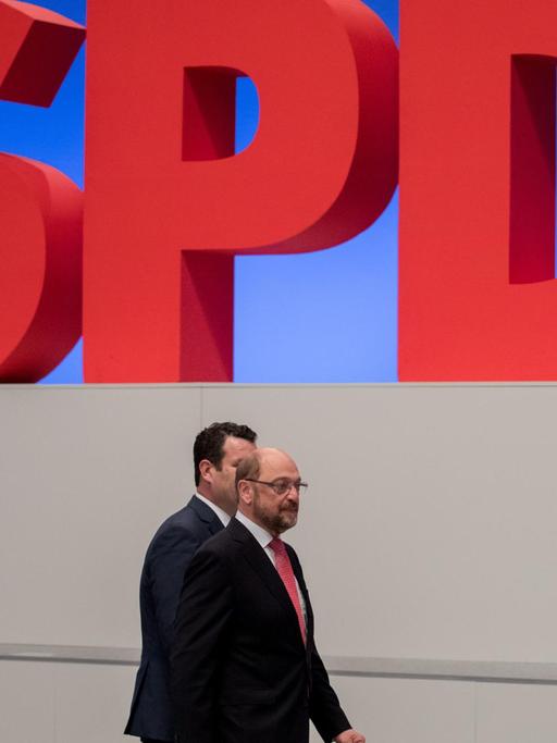Der SPD-Kanzlerkandidat und Parteivorsitzende, Martin Schulz (r), besichtigt am 24.06.2017 in Dortmund (Nordrhein-Westfalen) zusammen mit SPD-Generalsekretär Hubertus Heil die Westfalenhalle für den SPD-Parteitag. Die Sozialdemokraten wollen am 25.06.2017 auf dem Parteitag ihr Wahlprogramm für die Bundestagswahl beschließen.