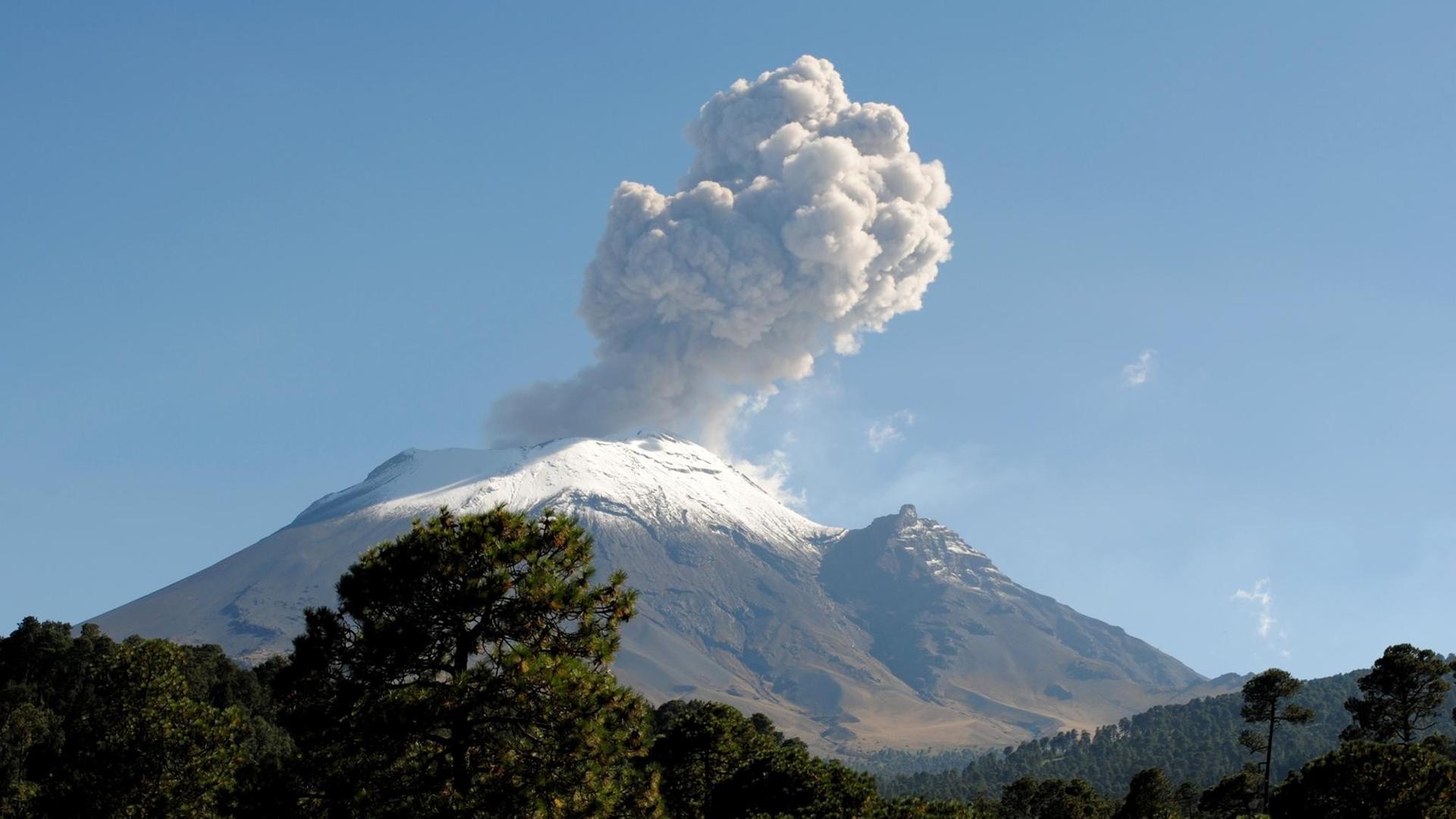 2704822 09/19/2015 Popocatepetl, an active volcano in Mexico.