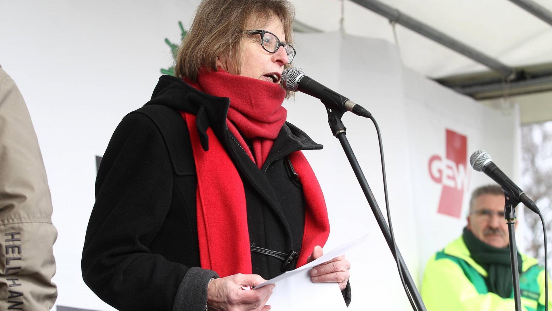 Demonstration von ver.di, GEW, GdP, dbb Beamtenbund und Tarifunion am 09. Februar 2017 in Köln. Dorothea Schäfer - NRW Vorsitzende der Gewerkschaft Erziehung und Wissenschaft Demonstration diverser Gewerkschaften in Düsseldorf Demonstration from ver Tue GEW GdP DAR Federation officials and Tariff Union at 09 February 2017 in Cologne Dorothea Schäfer NRW Chairman the Trade union Education and Science Demonstration diverse Unions in Dusseldorf