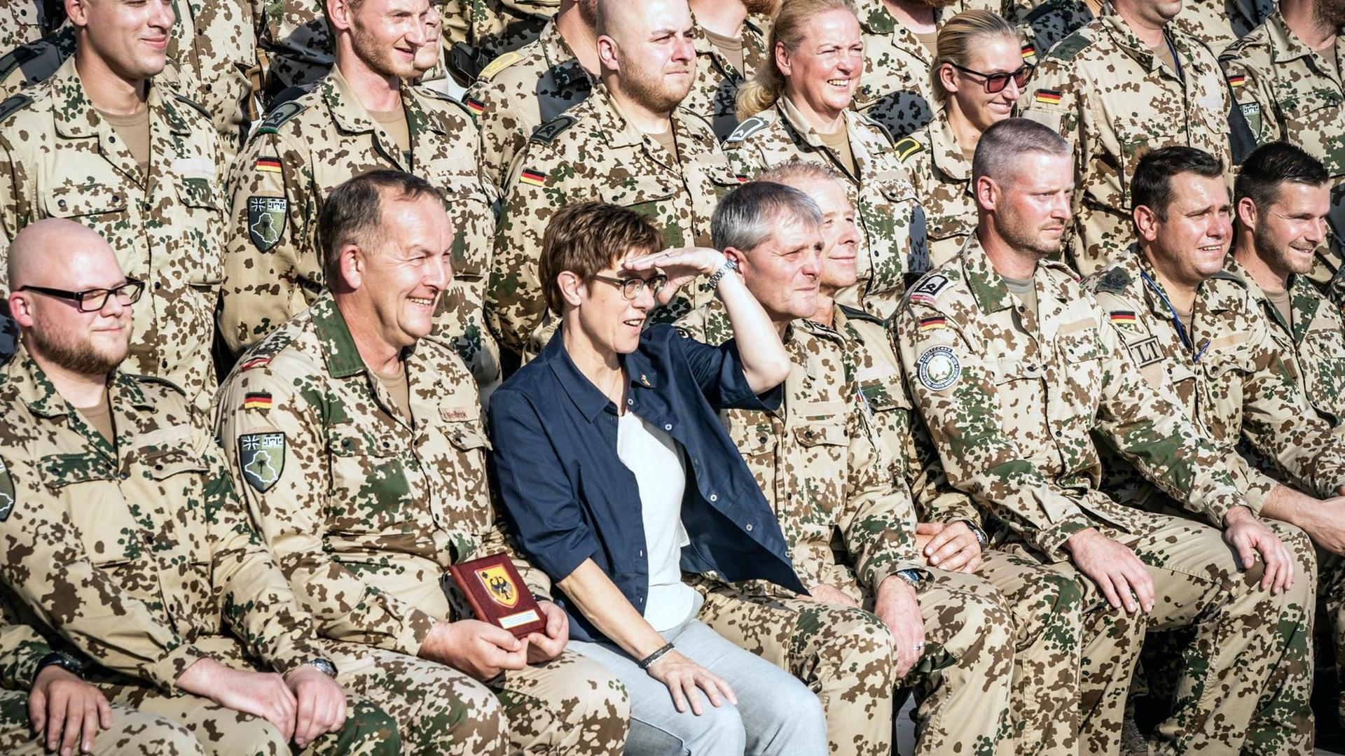 Verteidigungsministerin Kramp-Karrenbauer im Nordirak, wo Soldaten der Bundeswehr stationiert sind, die im Kurdengebiet Peschmerga-Soldaten ausbilden