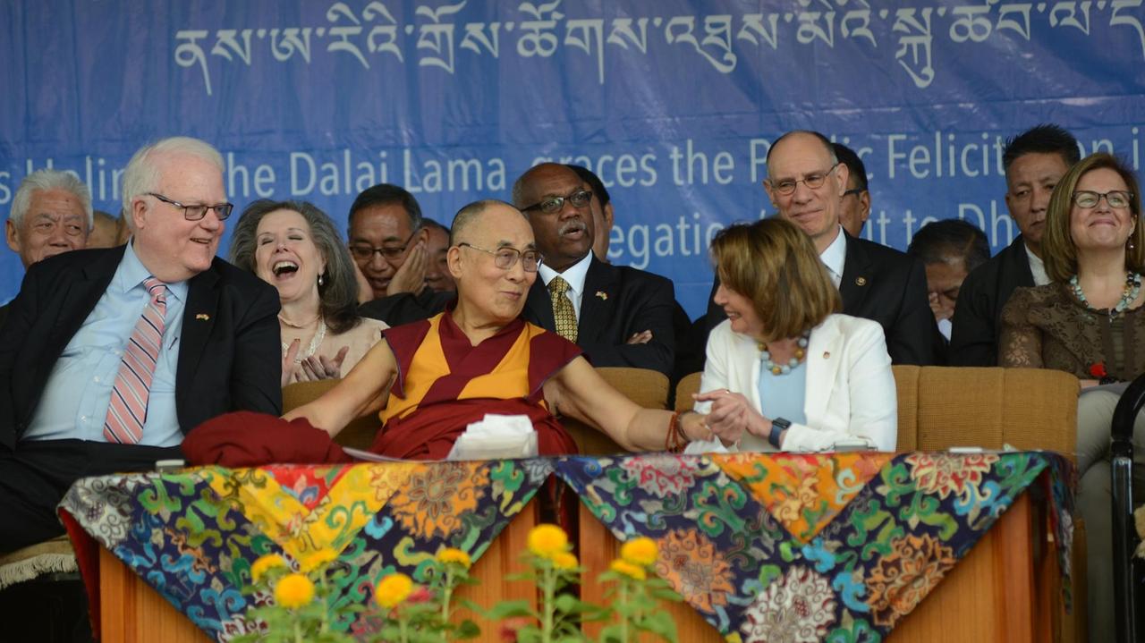 2017 traf die US-Demokratin Nancy Pelosi (rechts) während ihres Indienbesuchs den Dalai Lama.