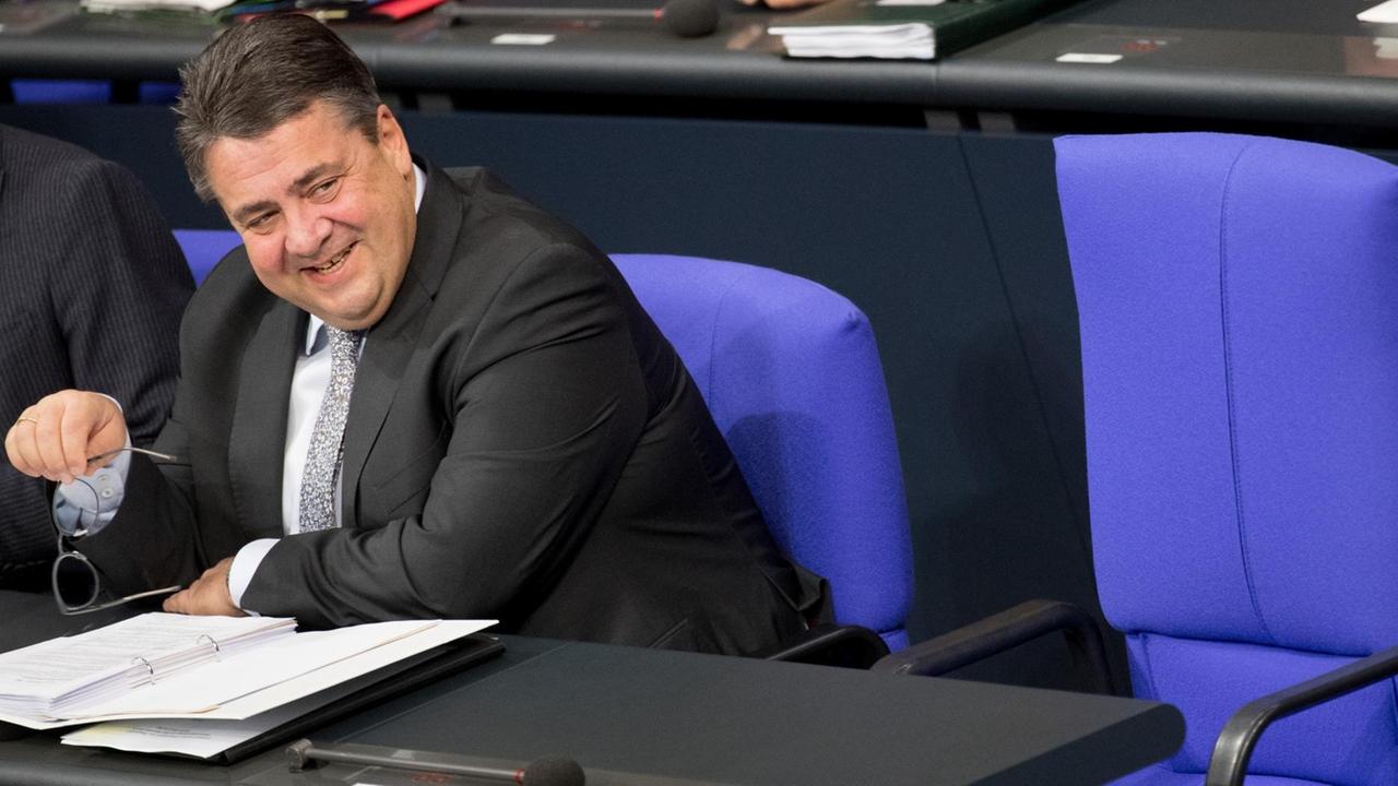 Bundeswirtschaftsminister Sigmar Gabriel (SPD) nimmt in Berlin an der Sitzung des Bundestages teil.