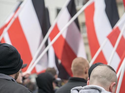 Kundgebung der Neonazi-Partei "Die Rechte" für die verurteilte und inhaftierte Holocaustleugnerin Ursula Haverbeck am Jahrestag der Nazi-Reichpogromnacht am 9. November in Bielefeld.