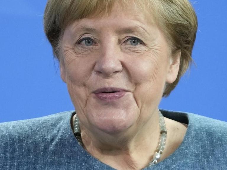 Potrrät von Bundeskanzlerin Angela Merkel vor blauem Hintergrund.