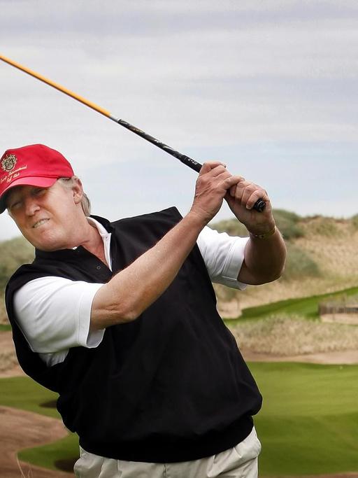 Donald Trump beim Golfspiel in einem Luxuy-Ressort in Aberdeenshire, Schottland, im Juli 2011. Der US-Magnat kandidiert für das US-Präsidentschaftsamt.