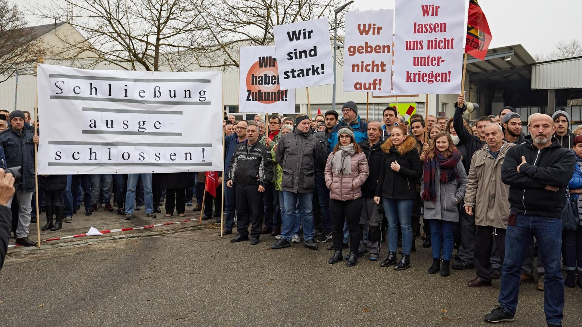 Werksangehörige der Firma Ledvance demonstrieren gegen die Schließung des Werks in Augsburg.