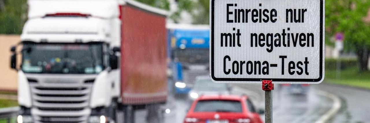 Ein Schild mit der Aufschrift "Einreise nur mit negativen Corona-Test" steht an der deutsch-tschechischen Grenze.