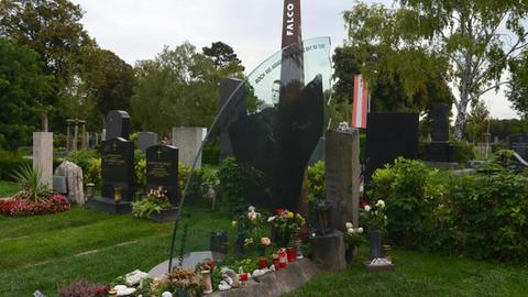 Auf dem Wiener Zentralfriedhof - das Grabmal des Musikers Falco