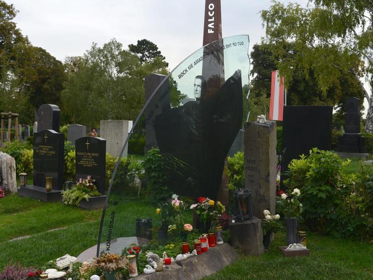 Auf dem Wiener Zentralfriedhof - das Grabmal des Musikers Falco