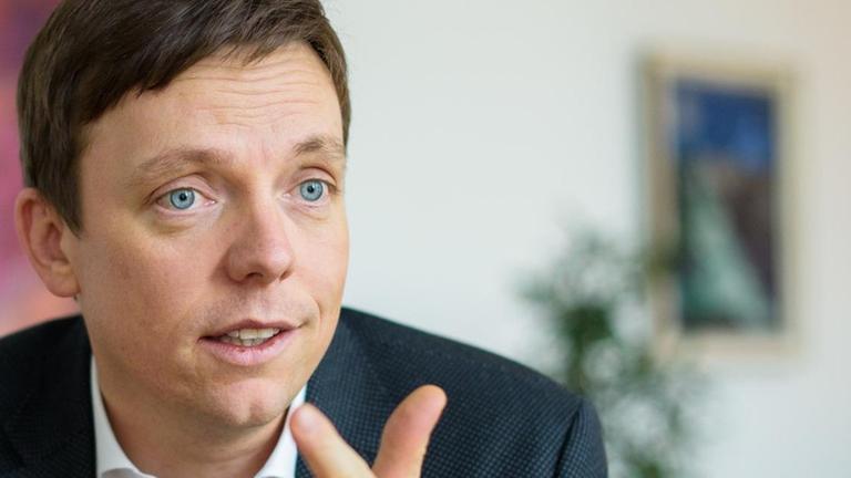 Der Ministerpräsident des Saarlandes, Tobias Hans (CDU), gestikuliert während eines Interviews in seinem Büro