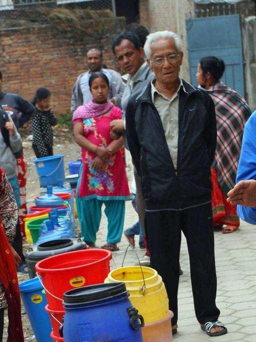 Menschen in Kathmandu/Nepal warten auf frisches Trinkwasser