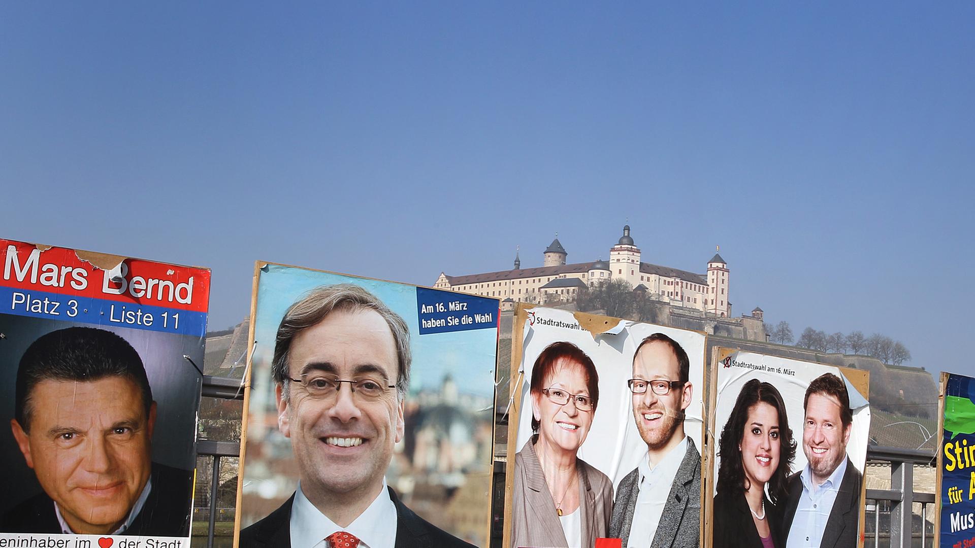 Wahlplakate verschiedener Parteien und Wählergruppen sind am 07.03.2014 in Würzburg (Bayern) vor der Festung Marienberg zu sehen. Wahlplakate verschiedener Parteien und Wählergruppen sind am 07.03.2014 in Würzburg (Bayern) vor der Festung Marienberg zu sehen.