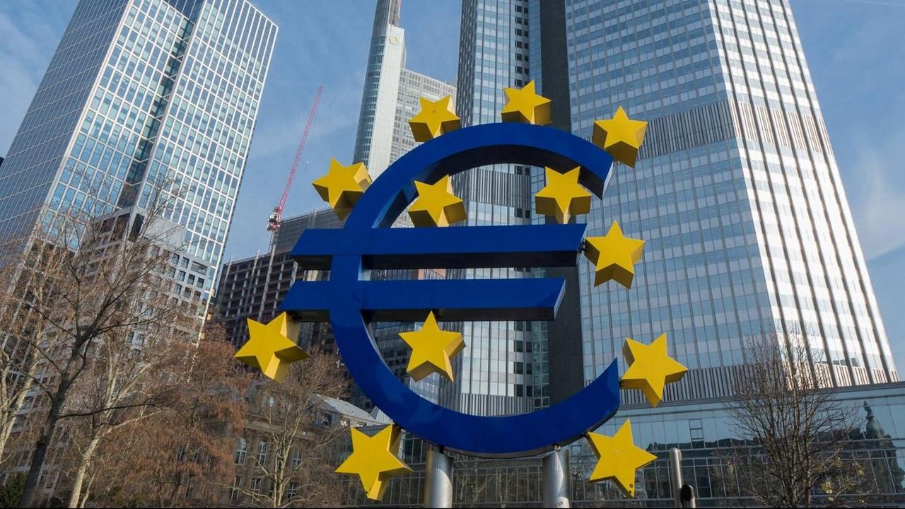 Ein riesiges Euro-Symbol am Willy-Brandt-Platz in Frankfurt am Main
