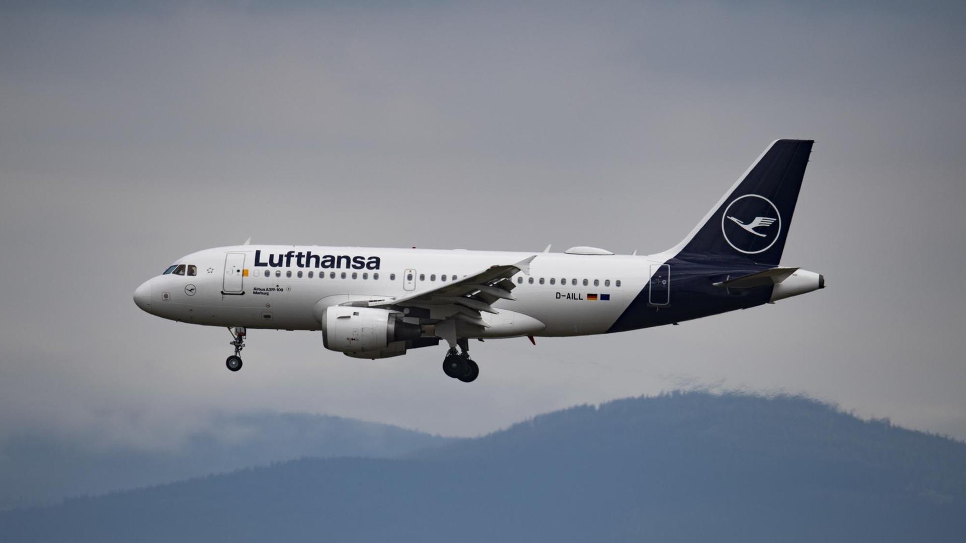 Eine Passagiermaschine der Lufthansa in der Luft. Eine Passagiermaschine der Lufthansa in der Luft.