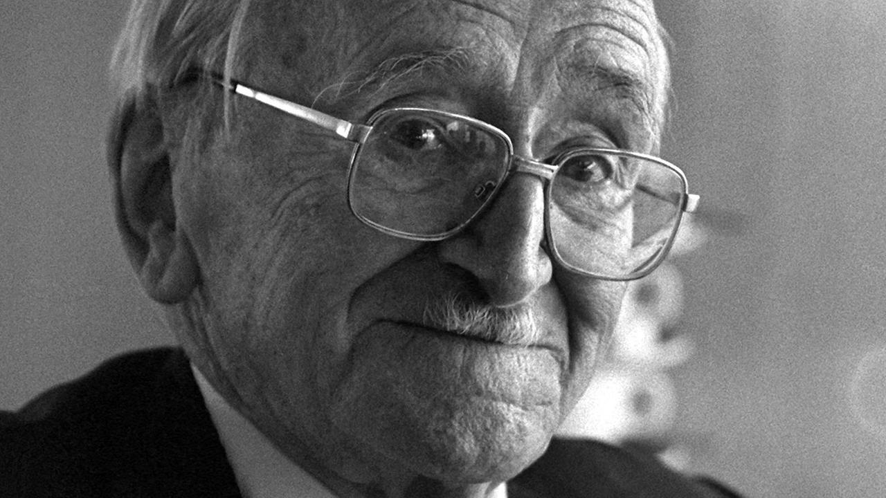 Der österreichisch-britische Nationalökonom, Politologe und Sozialphilosoph Friedrich August von Hayek, aufgenommen am 30.6.1981 beim traditionellen Nobelpreisträger-Treffen in Lindau. Hayek starb am 23.3.1992 in Freiburg.