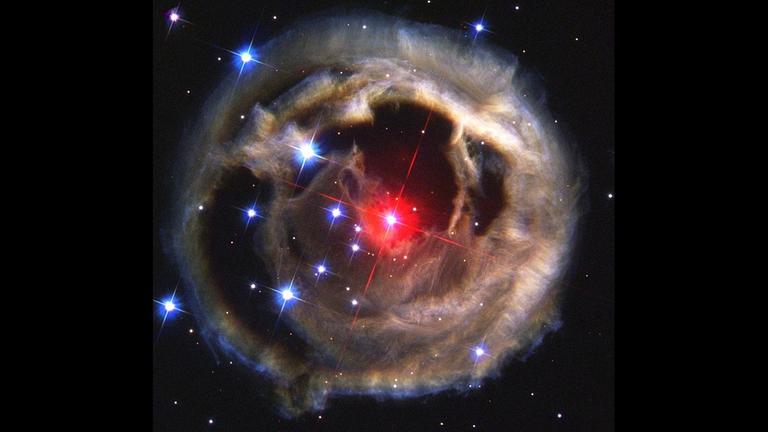 Die "rote Nova” V838 Mon leuchtete vor rund 15 Jahren im Sternbild Einhorn auf.
