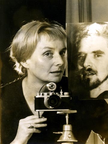 Selbstportrait von Leonore Mau mit einem Bild von Hubert Fichte, 60er Jahre