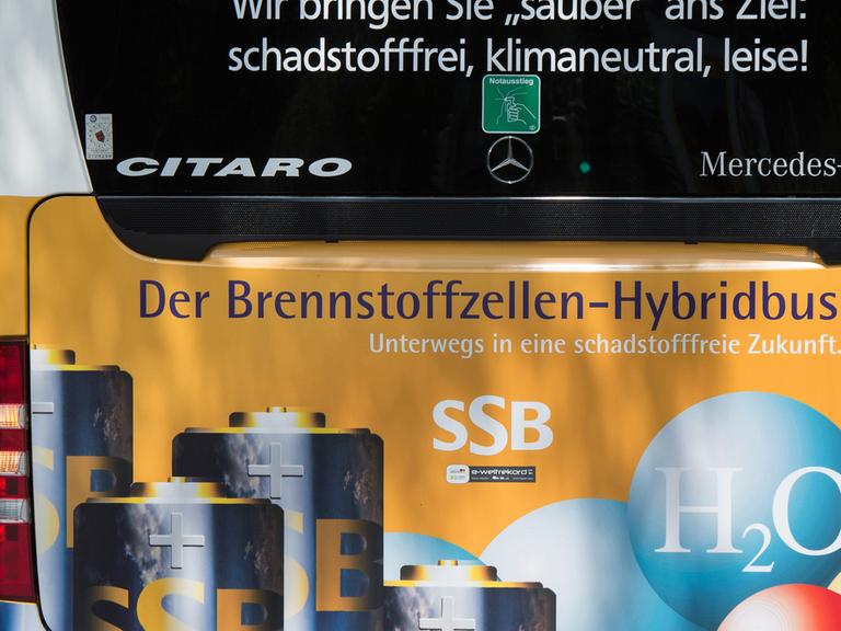 Ein Brennstoffzellen-Hybridbus der Stuttgarter Straßenbahnen AG (SSB) fährt am 23.07.2015 in Stuttgart