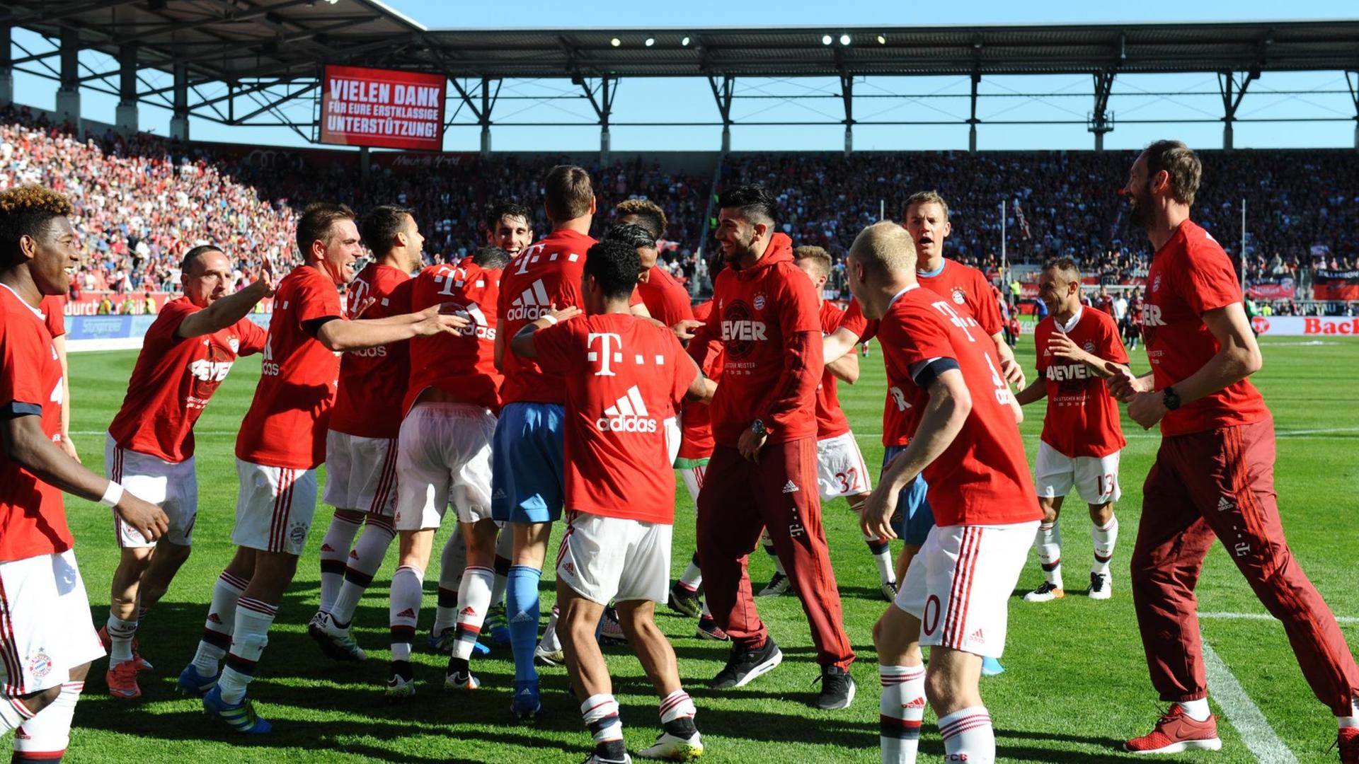 Spieler des FC Bayern München feiern den Titelgewinn