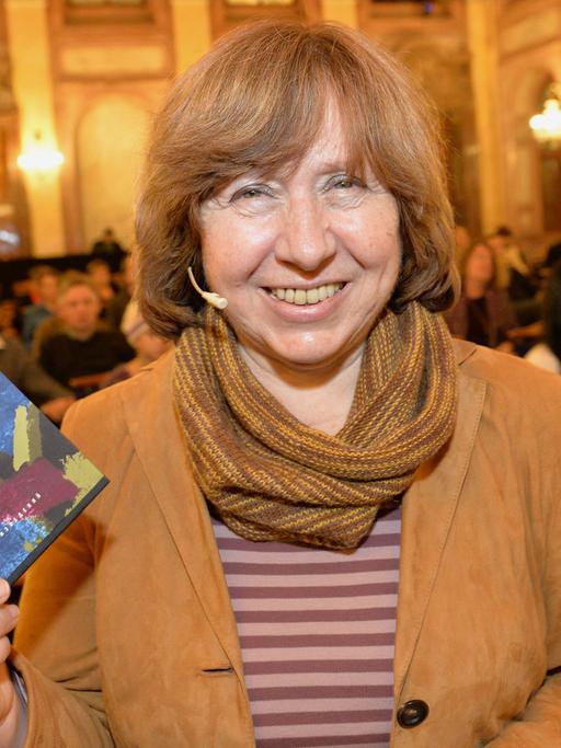 Die weißrussische Schriftstellerin Swetlana Alexijewitsch bei einer Lesung in Prag im November 2014