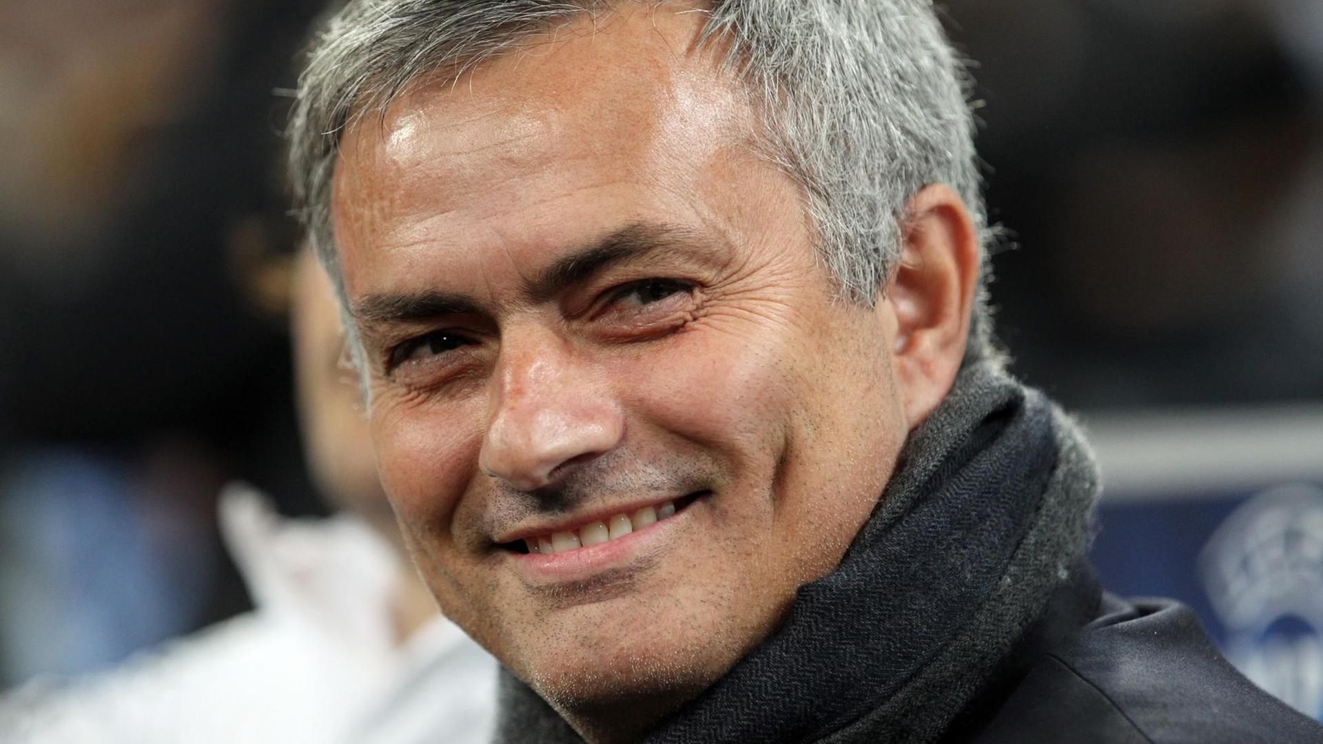 Jose Mourinho, Trainer von Mancheste United mit breitem Grinsen.