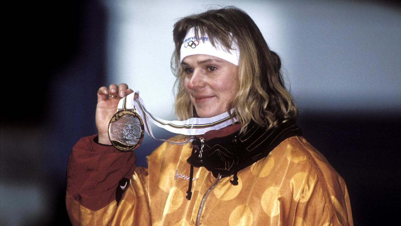 Gunda Niemann-Stirnemann zeigt ihre Olympiamedaille.