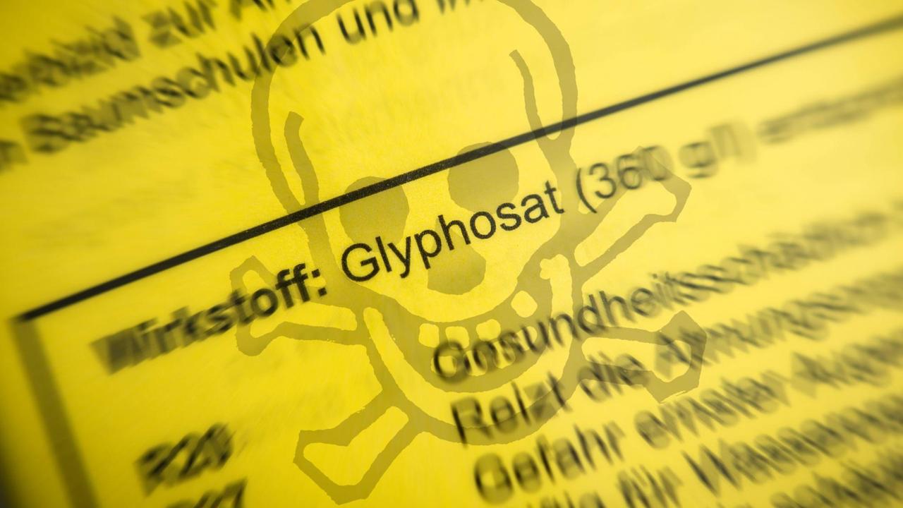 Die Angabe "Glyphosat" steht auf der Liste der Zusammensetzung eines Unkrautvernichtungsmittels.