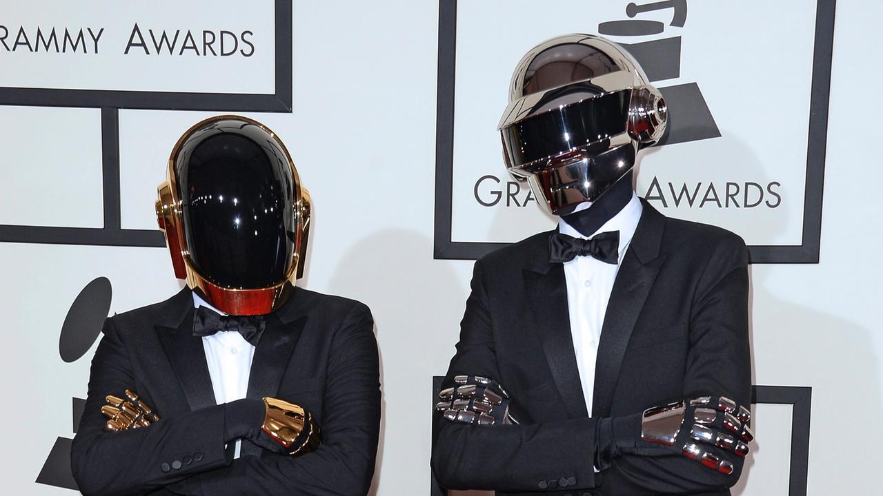 epa04044239 RECROP OF epa04043918 French electronic music duo Daft Punk arrive for the 56th annual Grammy Awards held at the Staples Center in Los Angeles, California, USA, 26 January 2014. EPA/MICHAEL NELSON epa04044239 RECROP OF epa04043918 French electronic music duo Daft Punk arrive for the 56th annual Grammy Awards held at the Staples Center in Los Angeles, California, USA, 26 January 2014. EPA/MICHAEL NELSON