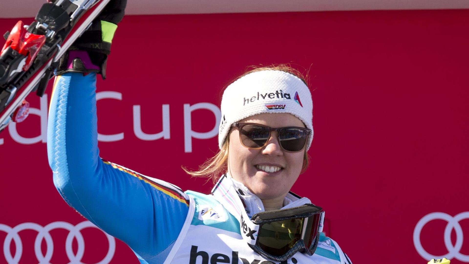 Viktoria Rebensburg hebt nach ihrem Sieg beim Riesenslalom in St. Moritz lächelnd einen Arm hoch.