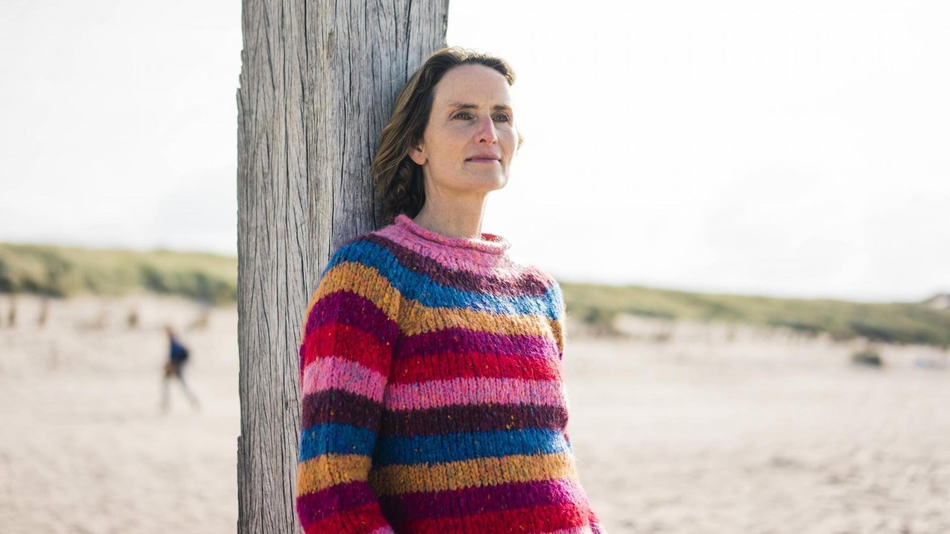 Eine Frau entspannt am Strand.