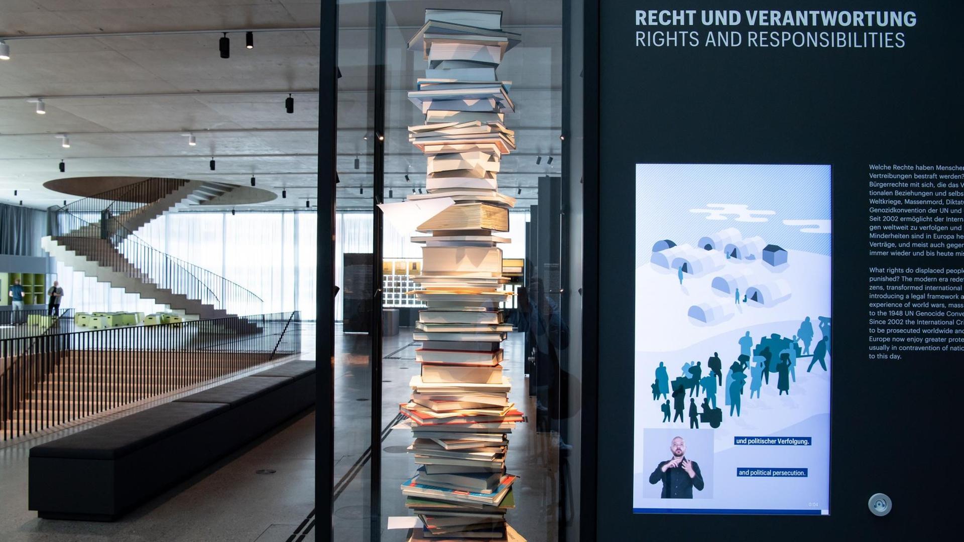 Ein Bücherstapel steht in einer Vitrine der Ausstellung im Berliner Dokumentationszentrums der Stiftung Flucht, Vertreibung, Versöhnung. Ein Bücherstapel steht in einer Vitrine der Ausstellung im Berliner Dokumentationszentrums der Stiftung Flucht, Vertreibung, Versöhnung.