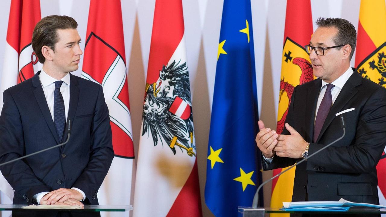 Österreichs Bundeskanzler Sebastian Kurz (ÖVP) und Vizekanzler Heinz-Christian Strache (FPÖ) bei einer Pressekonferenz in Wien