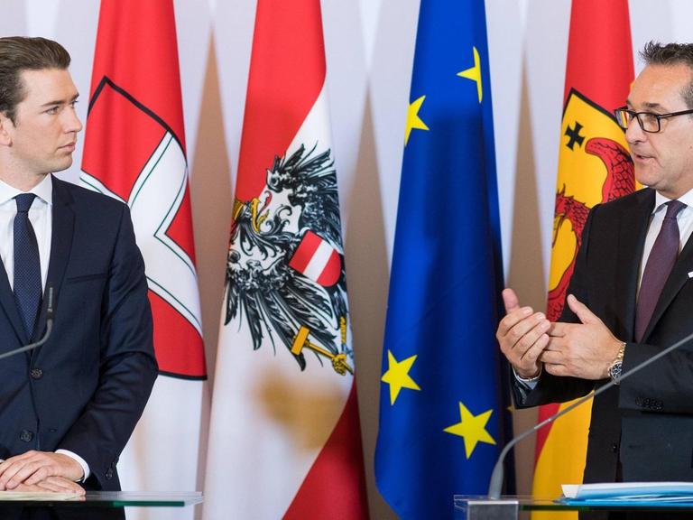 Österreichs Bundeskanzler Sebastian Kurz (ÖVP) und Vizekanzler Heinz-Christian Strache (FPÖ) bei einer Pressekonferenz in Wien
