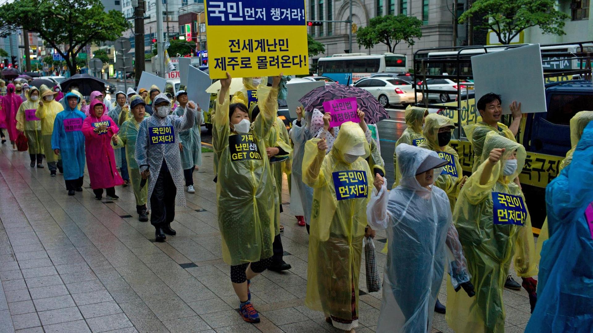 mehr als 100 Einwohner der südkoreanischen Insel Jeju protestieren gegen die Aufnahme von Flüchtlingen aus dem Jemen