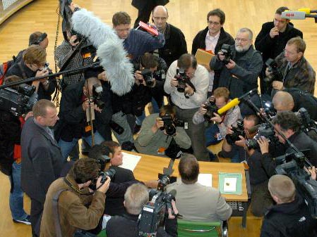 Unter großem Medieninteresse nehmen zwei NPD-Abgeordnete in sächsischen Landtag ihre Plätze ein