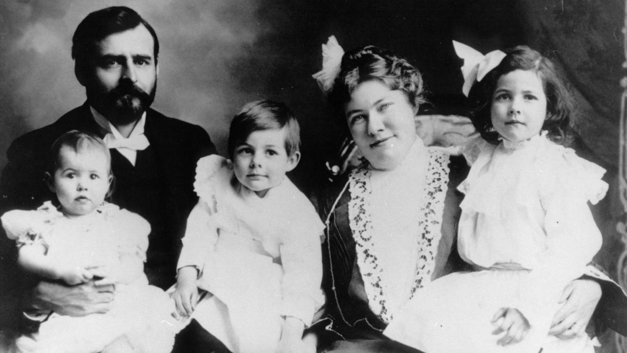 Familienportrait der Hemingways – alle drei Kinder tragen weiße Kleider.