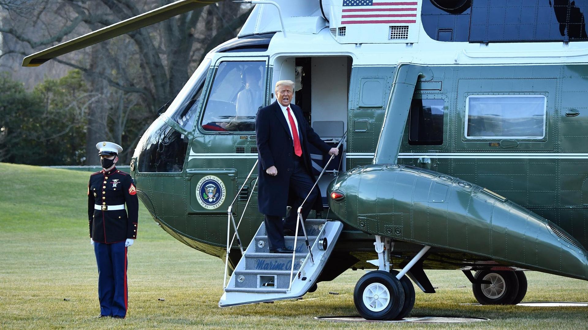 Der scheidende US-Präsident Donald Trump hat das Weiße Haus verlassen und ist nach Florida geflogen.
