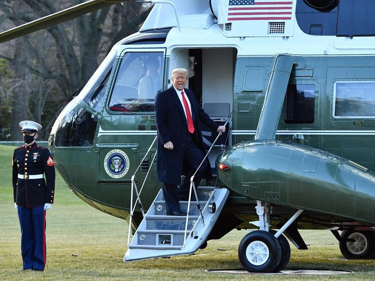 Der scheidende US-Präsident Donald Trump hat das Weiße Haus verlassen und ist nach Florida geflogen.