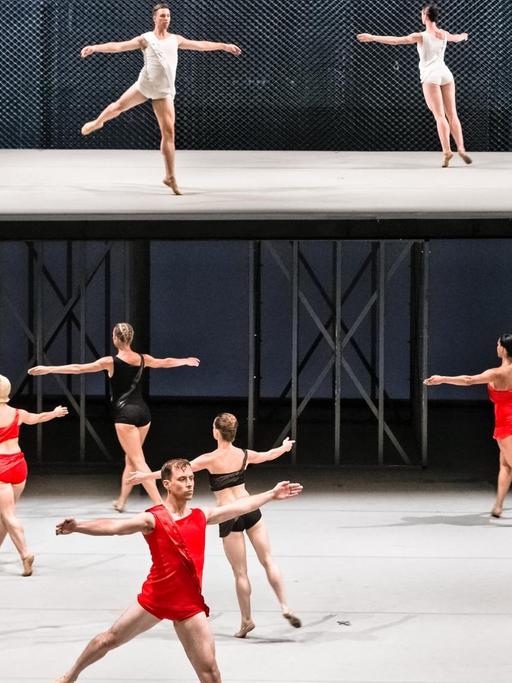 Mitglieder der "Lucinda Childs Dance Company" tanzen in Hamburg auf der Fotoprobe von "Available Light". Die Europapremiere des Stücks in der Choreographie von Lucinda Childs eröffnete am 05.08.2015 das diesjährige Kampnagel Sommerfestival.