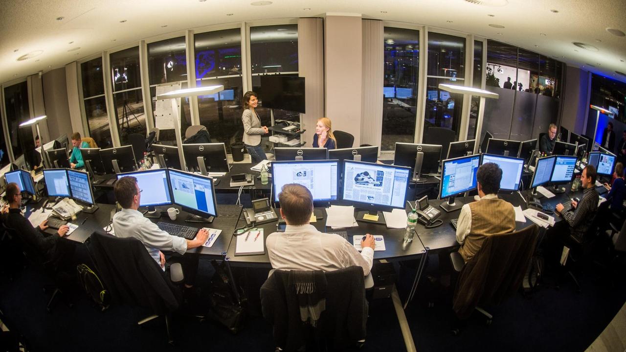 Viele Redaktionen haben mittlerweile einen Newsroom eingerichtet, wie hier Mitarbeiter des Redaktionsnetzwerks Deutschland (RND) im provisorischen Madsack-Newsroom.
