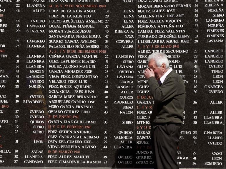 Ein Mann geht im nordspanischen Oviedo an einem Denkmal für die Toten des spanischen Bürgerkriegs vorbei.