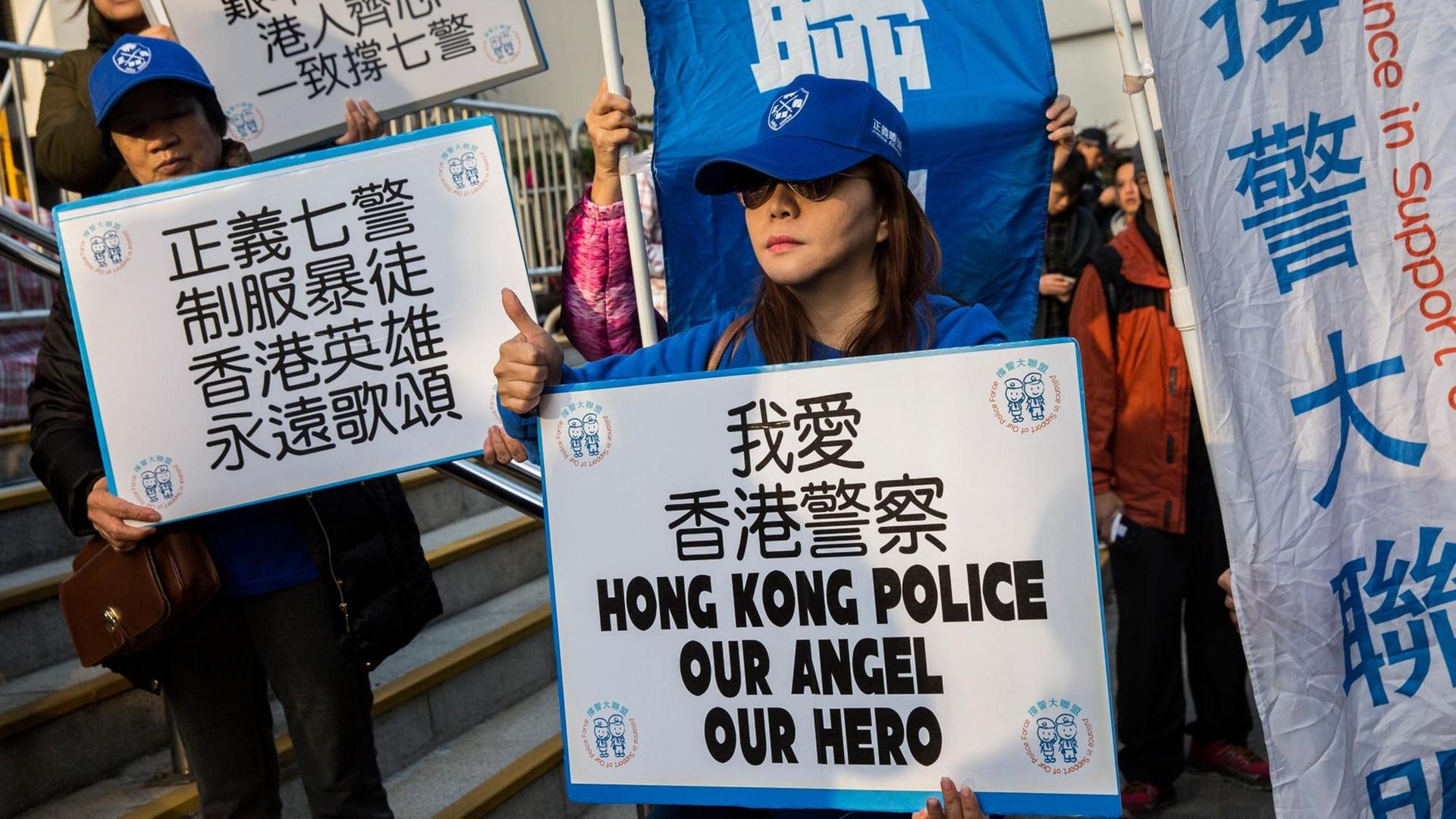 Unterstützer der Polizei bei einer Demo in Hongkong