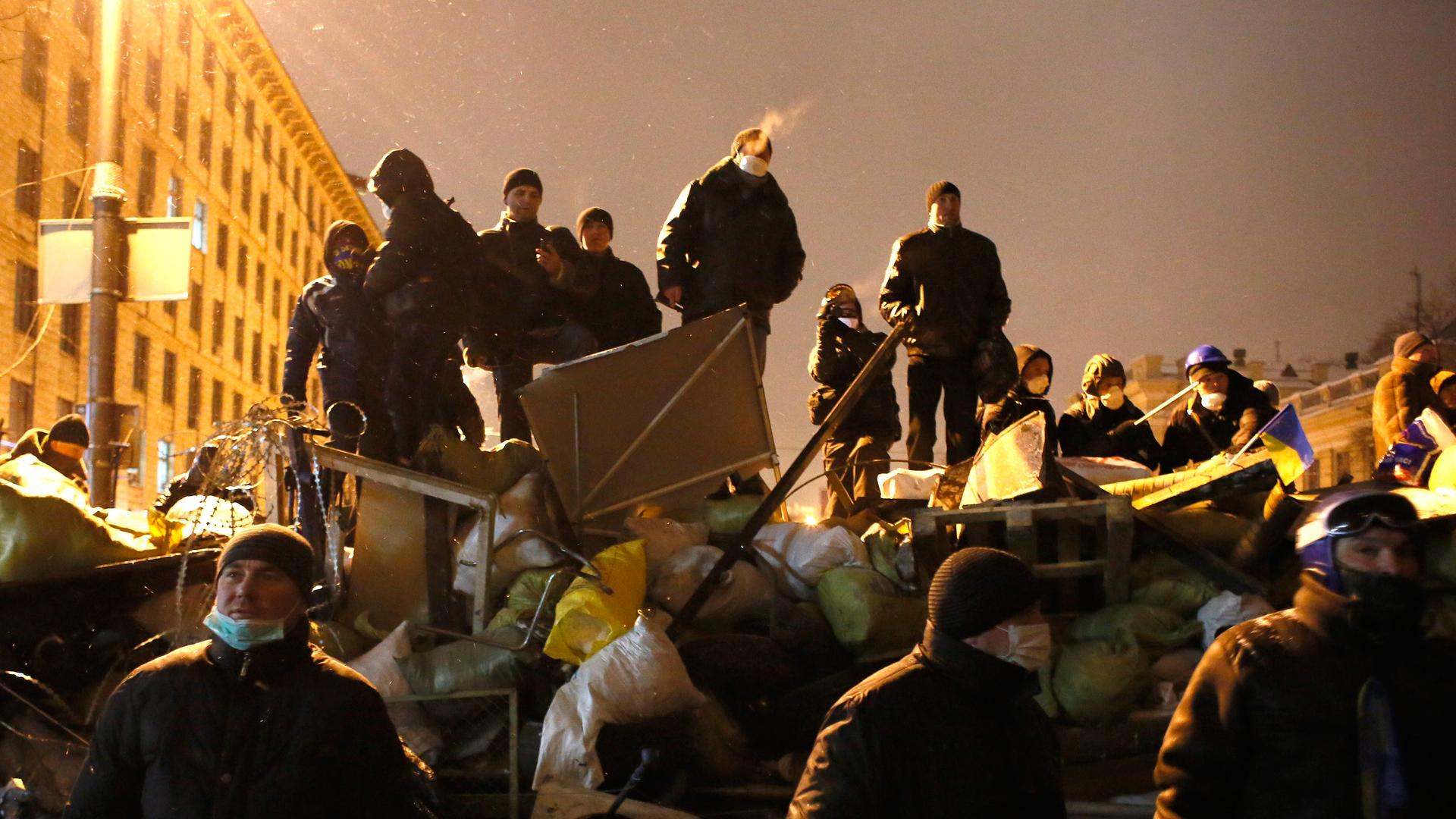 Demonstranten in Kiew auf einer Barrikade