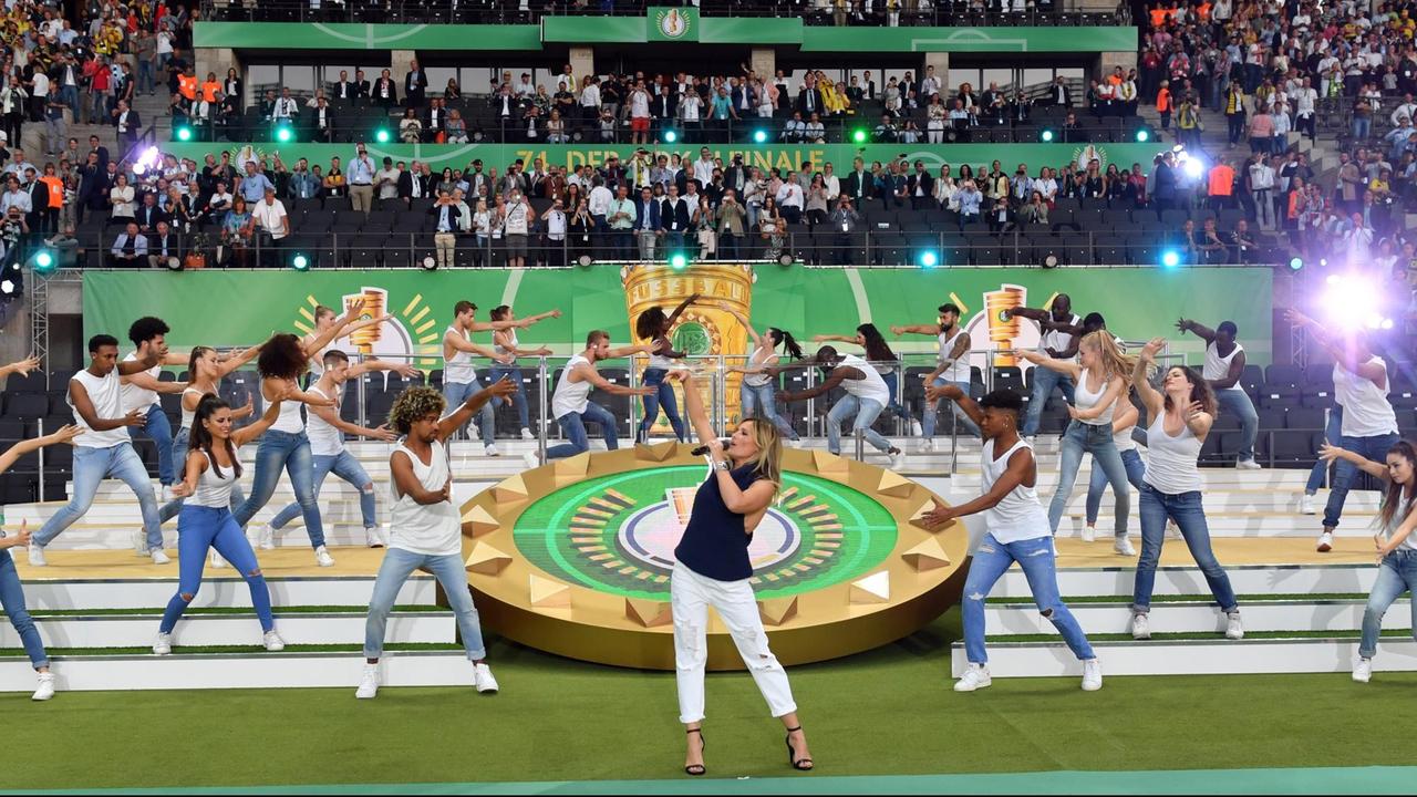 Helene Fischer singt in der Halbzeitpause des DFB-Pokalfinales, im Hintergrund sind Tänzer zu sehen