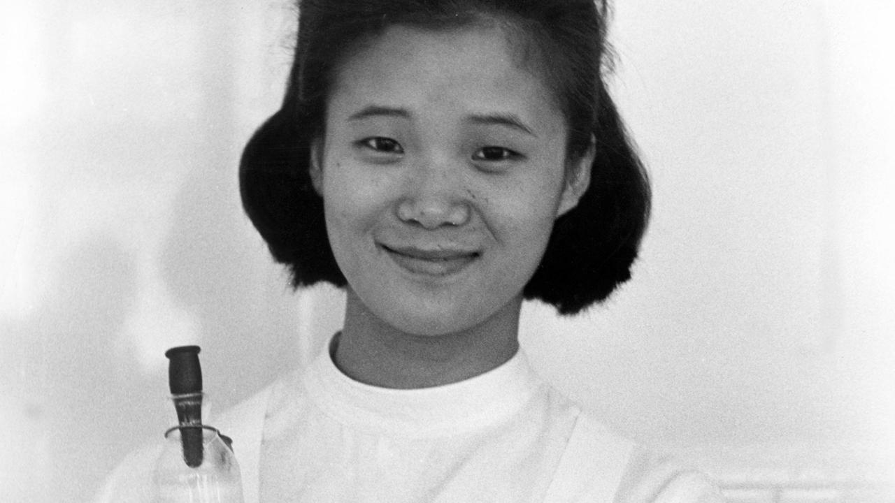 Die südkoreanische Krankenschwester Ok Hi am 29.04.1966 bei ihrer Arbeit in einem Krankenhaus in Frankfurt am Main.