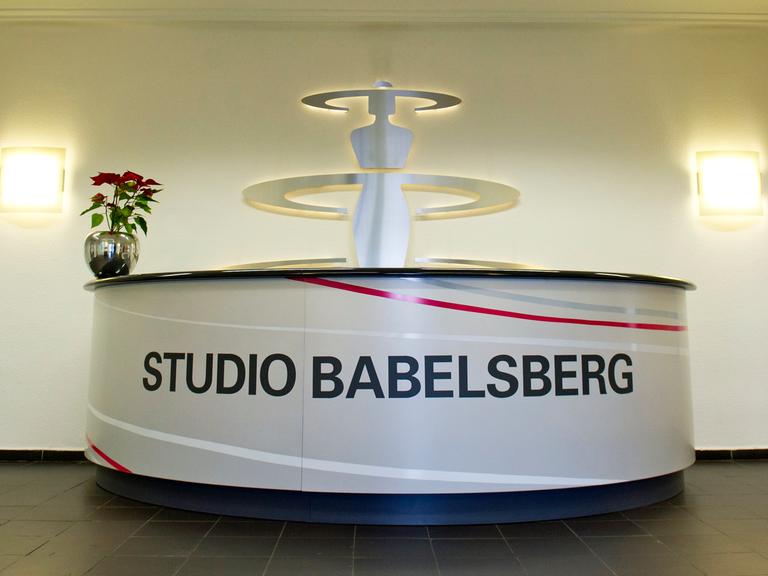 Logo des Studio Babelsberg im Eingangsbereich der Studios